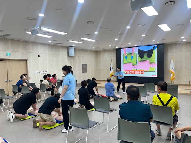 연수구 청학동 안전협의체는 지난 19일 동 행정복지센터에서 위원과 주민 20여 명을 대상으로 심폐소생술 및 응급처치 교육을 진행했다